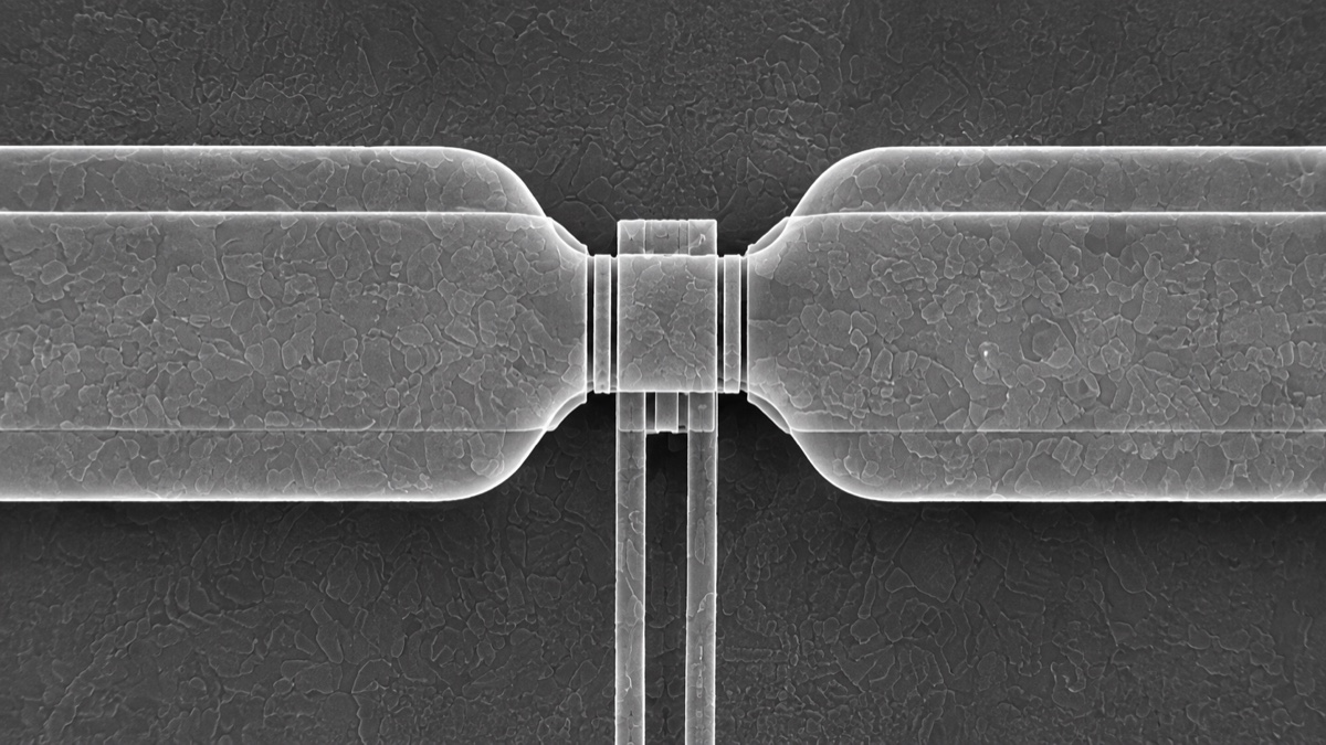 Scanning electron micrograph of a superconducting junction